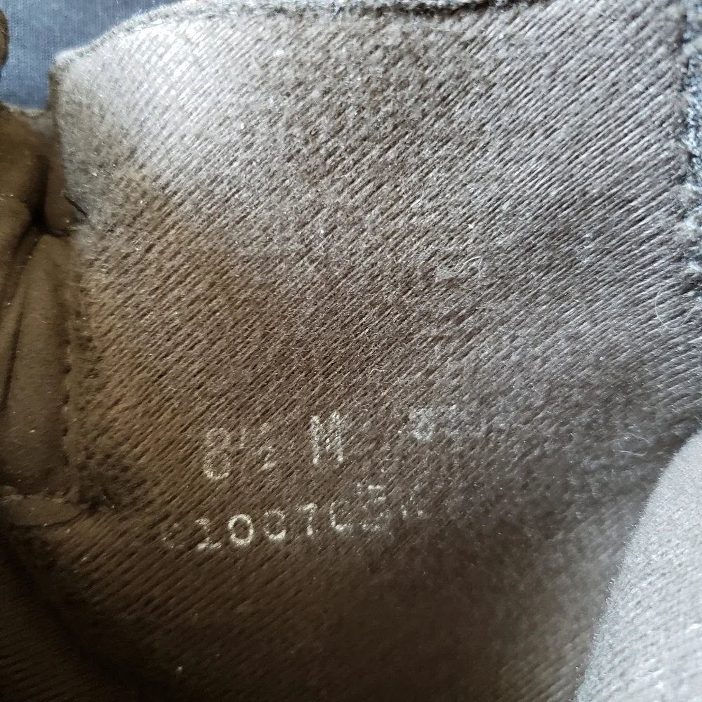 Munro Alfie bootie size 8.5 Medium  Greige